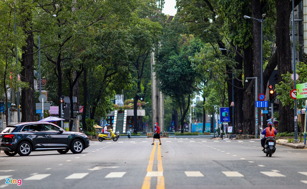 Hồ Con Rùa, Bưu điện thành phố, Nhà thờ Đức Bà gần như không có du khách lui tới.