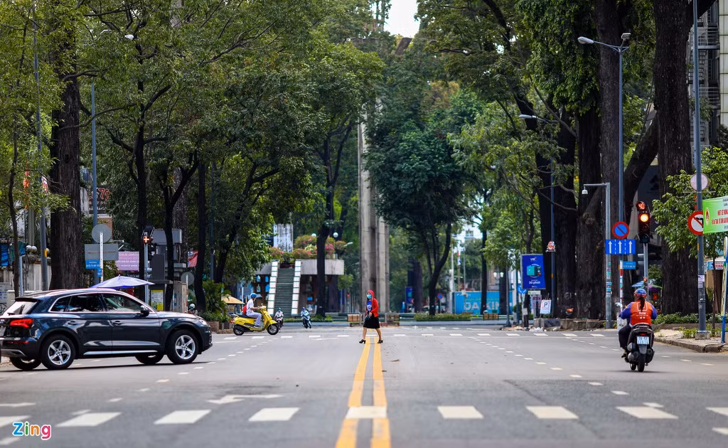 Hồ Con Rùa, Bưu điện thành phố, Nhà thờ Đức Bà gần như không có du khách lui tới.