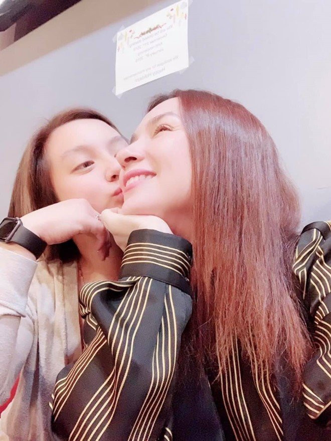 Danh tính bố đẻ của Wendy vẫn được Phi Nhung giấu kín, tuy nhiên nữ ca sĩ cho biết cô luôn dạy con phải tôn trọng bố và ông bà nội: "Tôi luôn nói con rằng ba con rất hiền lành, tốt bụng, chỉ là ba và mẹ không có duyên. Ba không thích mẹ đi hát nhưng mẹ cứ đi hát, vậy thôi. Nhưng con thì phải tôn trọng ba, tôn trọng bà nội. Con phải là một đứa con ngoan, mẹ thích như vậy". Trước đây trong một chương trình truyền hình, Phi Nhung hé lộ: "Khi sinh xong, Nhung mới cho ba của Wendy biết, tụi em lúc đó còn nhỏ và là bạn bè, ba của Wendy rất dễ thương, rất tốt". Dù chủ động sinh con mà không cần sự trợ giúp của người tình nhưng nữ ca sĩ đã không thể kiềm được xót xa: "Khi sinh Nhung đã phải lái xe đi một mình, sinh xong rồi lại tự lái xe chở con về…"