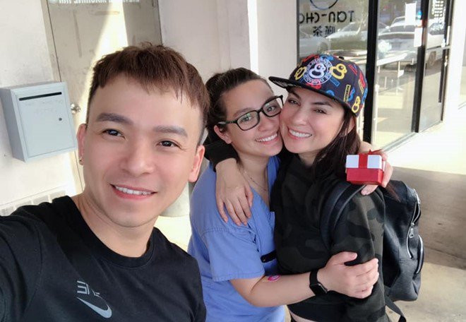 Người quản lý của Phi Nhung từng cho biết: "Cha của bé là người Việt Nam và vẫn dành sự quan tâm của một người cha cho con. Phi Nhung luôn nói với con rằng, mẹ không có cơ hội có được cha và được cha quan tâm nhưng con thì phải có. Và bao nhiêu năm qua, tuy không ở cùng nhau nhưng chưa bao giờ cô bé bị thiếu thốn tình cảm của cha mẹ. Còn về chu cấp kinh tế thì Phi Nhung chưa bao giờ cần đến điều đó vì cô ấy đủ sức để lo cho con gái. Tôi chỉ có thể nói được chừng ấy thôi và đây là lần đầu tiên tôi đồng ý chia sẻ với phóng viên".