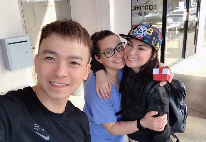 Người quản lý của Phi Nhung từng cho biết: "Cha của bé là người Việt Nam và vẫn dành sự quan tâm của một người cha cho con. Phi Nhung luôn nói với con rằng, mẹ không có cơ hội có được cha và được cha quan tâm nhưng con thì phải có. Và bao nhiêu năm qua, tuy không ở cùng nhau nhưng chưa bao giờ cô bé bị thiếu thốn tình cảm của cha mẹ. Còn về chu cấp kinh tế thì Phi Nhung chưa bao giờ cần đến điều đó vì cô ấy đủ sức để lo cho con gái. Tôi chỉ có thể nói được chừng ấy thôi và đây là lần đầu tiên tôi đồng ý chia sẻ với phóng viên".