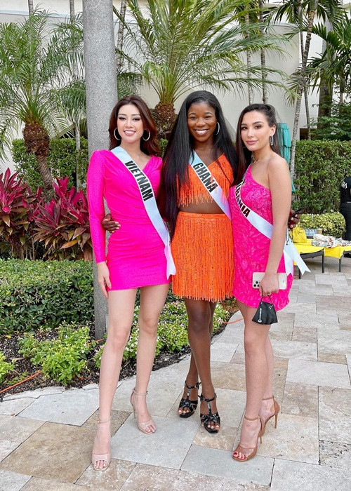 Ngoài ra, Khánh Vân còn không may thuộc nhóm người đẹp cuối cùng lựa chọn trang phục đồng diễn nên việc lựa chọn trang phục về màu sắc và size bị hạn chế. Cuối cùng, Khánh Vân mặc vừa chiếc đầm hồng.