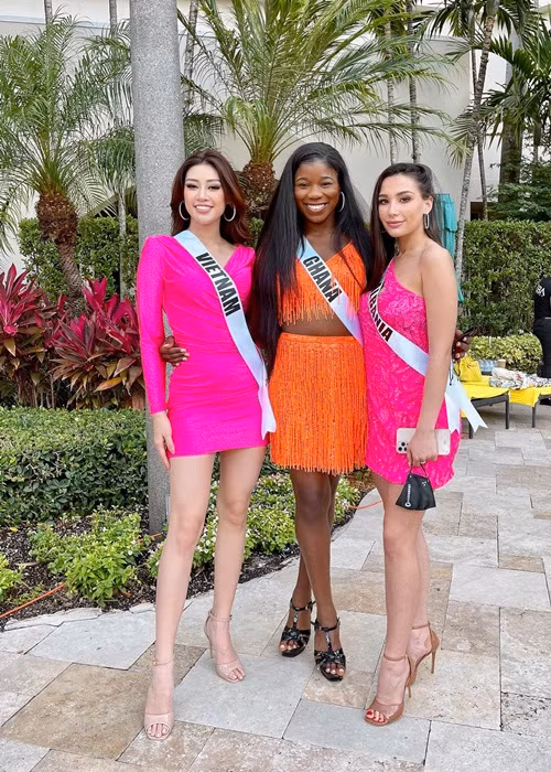 Ngoài ra, Khánh Vân còn không may thuộc nhóm người đẹp cuối cùng lựa chọn trang phục đồng diễn nên việc lựa chọn trang phục về màu sắc và size bị hạn chế. Cuối cùng, Khánh Vân mặc vừa chiếc đầm hồng.