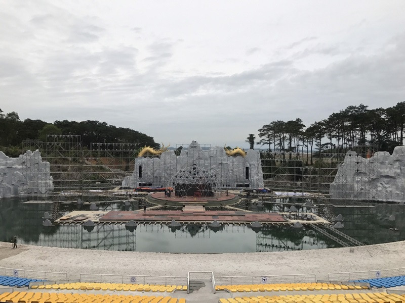 Trước khi bị hoãn, sân khấu chương trình đã được lắp ráp gần 80%. Ngoài ra, do không gian âm nhạc sẽ được dàn dựng trên sân khấu nước nên ê-kíp phải lặn dưới nước cả tuần qua để thi công. Sau tin hoãn show, ê-kíp lại phải lặn tiếp để tháo gỡ. Ảnh: VOV