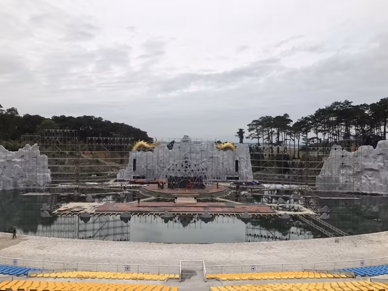 Trước khi bị hoãn, sân khấu chương trình đã được lắp ráp gần 80%. Ngoài ra, do không gian âm nhạc sẽ được dàn dựng trên sân khấu nước nên ê-kíp phải lặn dưới nước cả tuần qua để thi công. Sau tin hoãn show, ê-kíp lại phải lặn tiếp để tháo gỡ. Ảnh: VOV