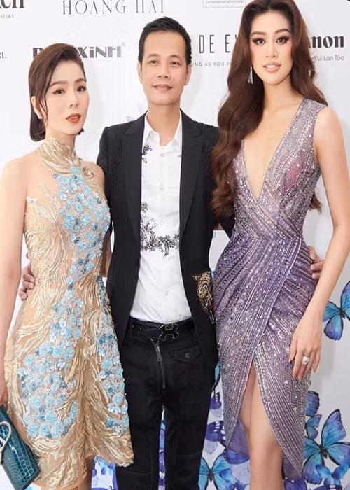 Show diễn “Tạ ơn” của NTK Hoàng Hải dời từ ngày 15/5 sang tháng 6. “Để đảm bảo sức khỏe cộng đồng, tuân thủ công tác phòng chống dịch bệnh, Hoàng Hải và đội ngũ sản xuất chương trình quyết định dời lịch”, nam thiết kế cho hay. Theo Thể thao văn hóa, show diễn được đầu tư với số tiền lên đến hàng tỷ đồng, quy tụ gần 100 người mẫu trình diễn, trong đó có nhiều người đẹp nổi tiếng: Võ Hoàng Yến, Hoa hậu Trái Đất 2018 Phương Khánh, Á hậu Hoàng Thùy, Á hậu Kim Duyên. Ảnh: Thể thao văn hóa