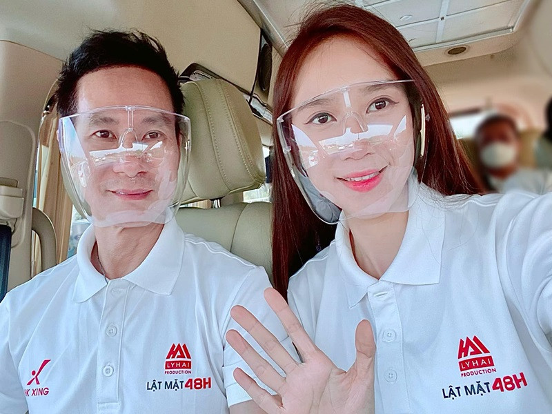 Lý Hải dời lịch cinetour phim “Lật mặt: 48h” ngày 30/4 và 1/5. “Thay cho lời xin lỗi, ê-kíp cũng chuẩn bị một ít quà kỷ niệm gửi đến các bạn tại các suất chiếu đã thông báo. Mong cả nhà thông cảm và hiểu tấm chân tình của mình nhé”, anh cho hay.