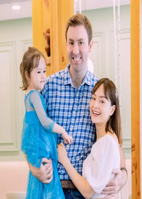 Trong “Cô gái xấu xí”, Chi Bảo còn kết hợp với Lan Phương. Sau bộ phim này, Lan Phương liên tục đóng phim. Hiện tại, nữ diễn viên có tổ ấm hạnh phúc bên chồng Tây và con gái.