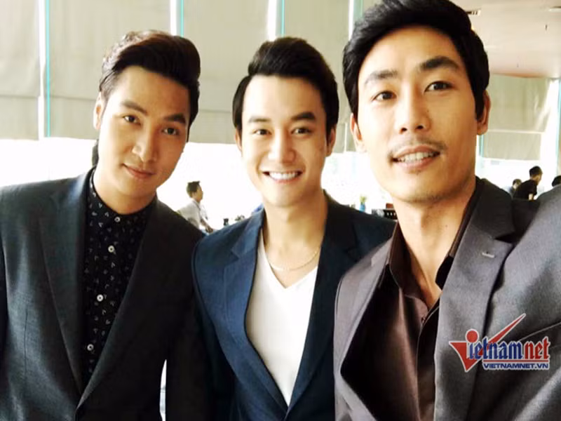 "Chúng tôi từng học cùng lớp trong trường Sân khấu Điện ảnh và trong lớp chỉ hai anh em chơi cùng nhau. Trùng hợp nữa, Trường cũng là người học cùng tôi trong khóa học người mẫu, chính vì thế chúng tôi mới rủ nhau cùng thi vào trường Sân khấu Điện ảnh", Sơn Tùng chia sẻ trên Vietnamnet. Ảnh: Vietnamnet