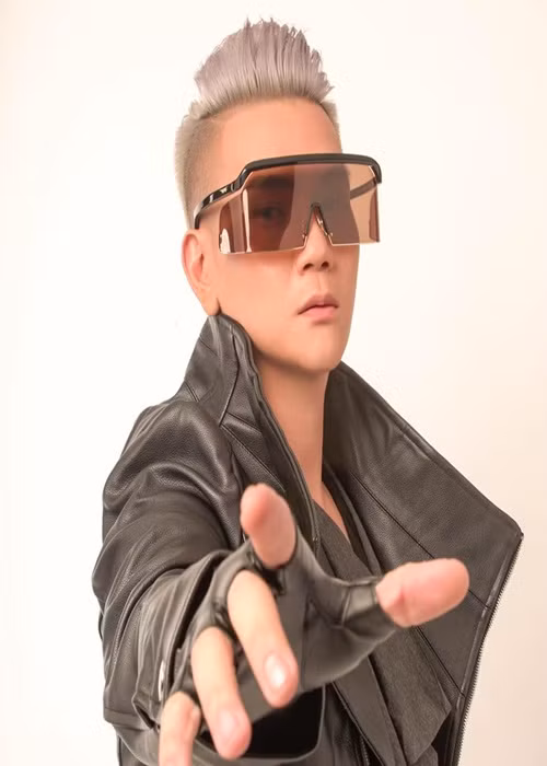 Trước đó, Trịnh Tuấn Vỹ viết tâm thư: “Kể từ năm 2021, tôi sẽ ngưng chính thức hoạt động ca hát vì bản thân thấy các anh chị em mang danh ca sĩ, nghệ sĩ đã và đang mất đi tính đạo đức của nghề. Chính các anh chị là nguyên nhân khiến khán giả không còn coi trọng cái nghề, cái nghiệp của chúng ta. Các anh chị chỉ biết cái riêng của các anh chị, tại sao không lôi Võ Hoàng Yên ra và lấy sức mạnh của mình kêu gọi anh Hoài Linh lên tiếng?'.