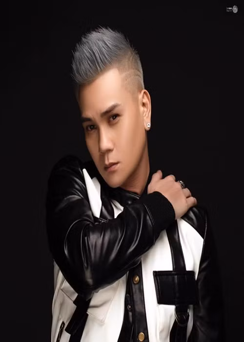 Trịnh Tuấn Vỹ sinh ra trong gia đình có truyền thống làm nghệ thuật. Cha anh là nghệ sĩ Nguyễn Sanh. Theo Zing, vào năm 2004, Trịnh Tuấn Vỹ bắt đầu đi hát, cùng thời với Phạm Khánh Hưng, Hàn Thái Tú.