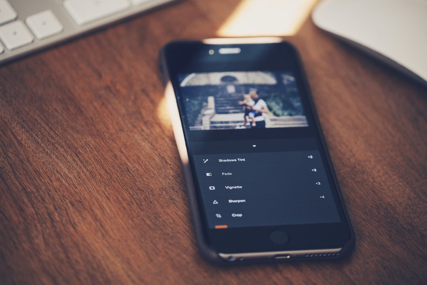 VSCO là một trong những ứng dụng chỉnh ảnh lâu đời và phổ biến nhất trên smartphone, hỗ trợ nhiều tính năng như chỉnh ảnh tự động, chỉnh độ phơi sáng, độ tương phản hay áp dụng bộ lọc màu (có sẵn và tải thêm). Người dùng còn có thể chỉnh sửa các chi tiết trong ảnh như thêm văn bản, chỉnh màu da, hiệu ứng mờ phông... Ảnh: VSCO.