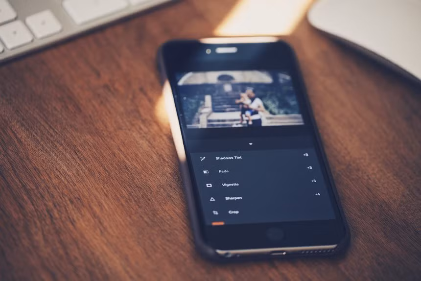 VSCO là một trong những ứng dụng chỉnh ảnh lâu đời và phổ biến nhất trên smartphone, hỗ trợ nhiều tính năng như chỉnh ảnh tự động, chỉnh độ phơi sáng, độ tương phản hay áp dụng bộ lọc màu (có sẵn và tải thêm). Người dùng còn có thể chỉnh sửa các chi tiết trong ảnh như thêm văn bản, chỉnh màu da, hiệu ứng mờ phông... Ảnh: VSCO.