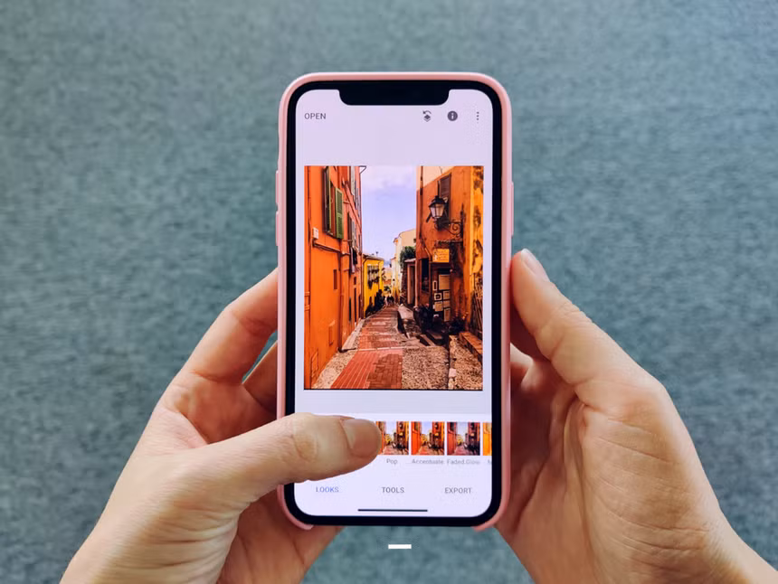 Snapseed là một trong những ứng dụng chỉnh ảnh miễn phí nhưng trang bị khá nhiều tính năng. Bên cạnh chế độ chỉnh các thông số cơ bản giống Google Photos hay Apple Photos, Snapseed còn hỗ trợ một số công cụ như Healing Bush để khắc phục những vùng ảnh chưa tốt, Lens Blur để tạo hiệu ứng mờ phông. Ảnh: Google.