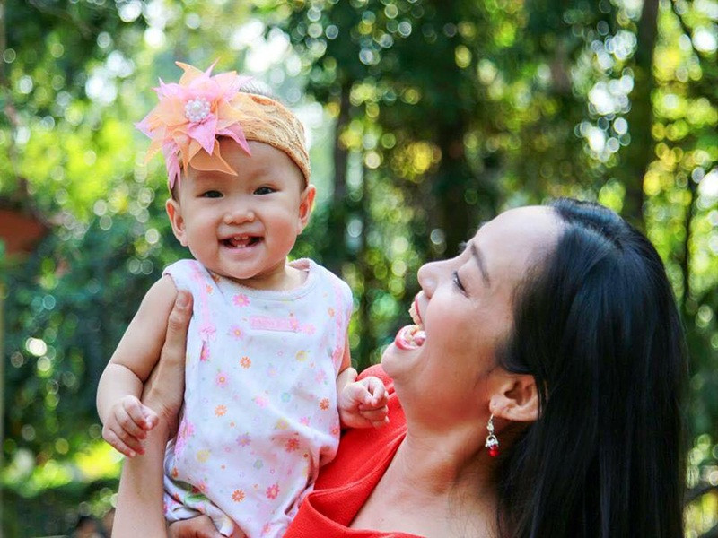 Khi đạo diễn bộ phim đầu tay "Bụi trần phiêu phiêu", Hạnh Thúy mang bầu lần 2.