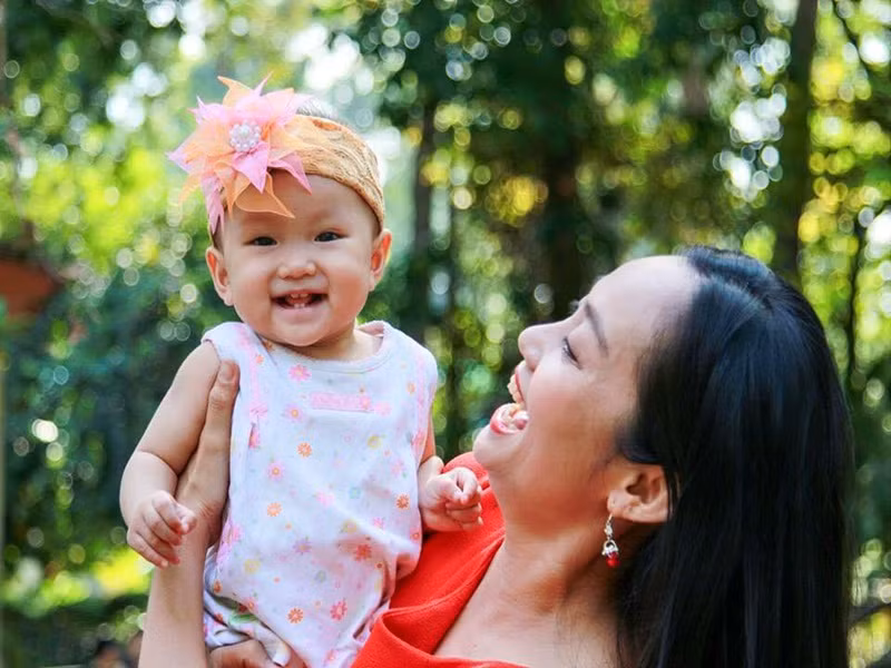 Khi đạo diễn bộ phim đầu tay "Bụi trần phiêu phiêu", Hạnh Thúy mang bầu lần 2.