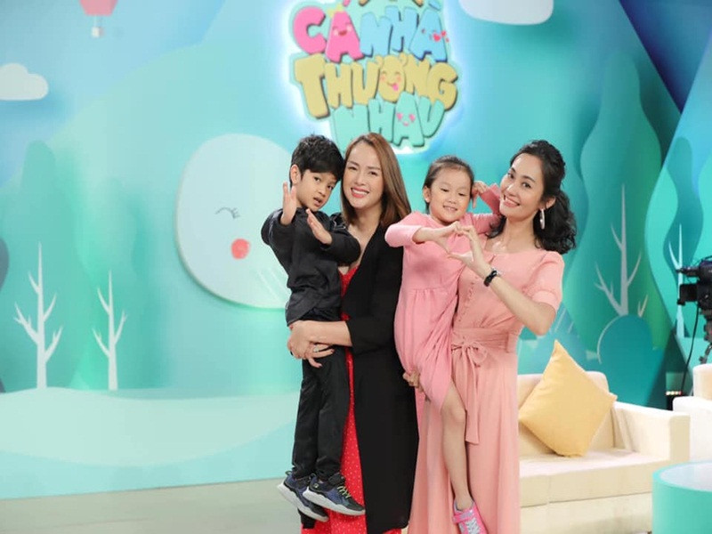 Hạnh Thúy cho biết, Đậu Rồng rất lém lỉnh. Cô nhóc thường hài hước ước ao mẹ mình già đến 100 tuổi để được ẵm mẹ, có lúc lại mong mẹ nhỏ lại như mình để có thêm bạn chơi. Đậu Rồng còn ví Hạnh Thúy là chiếc xe hơi, than vãn vì mẹ đi làm suốt ngày và bỏ bê mình ở nhà.