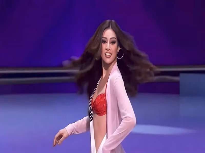 Khánh Vân có những cú xoay đầy tự tin.