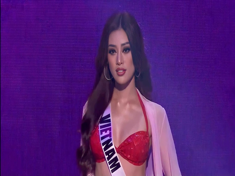 Bán kết Miss Universe 2020 - Hoa hậu Hoàn vũ Thế giới 2020 diễn ra vào sáng ngày 15/5 (giờ Việt Nam). Ở phần thi bikini, Hoa hậu Khánh Vân diện trang phục tông màu đỏ.