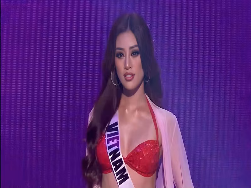 Bán kết Miss Universe 2020 - Hoa hậu Hoàn vũ Thế giới 2020 diễn ra vào sáng ngày 15/5 (giờ Việt Nam). Ở phần thi bikini, Hoa hậu Khánh Vân diện trang phục tông màu đỏ.
