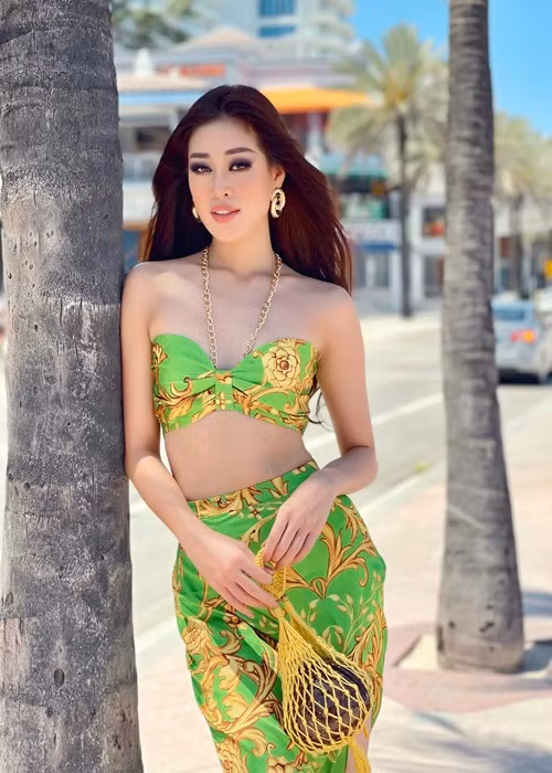  Hoa hậu Khánh Vân kết thúc hành trình tham gia Miss Universe 2020 - Hoa hậu Hoàn vũ Thế giới 2020 với thành tích top 21 chung cuộc. Sau chung kết, cô nán lại ở Miami, Florida, Mỹ 2 ngày.