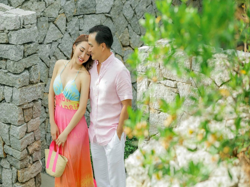 Trên trang cá nhân, nữ doanh nhân Lý Thùy Chang khoe loạt ảnh hạnh phúc bên diễn viên Chi Bảo khi cả hai đi nghỉ dưỡng.