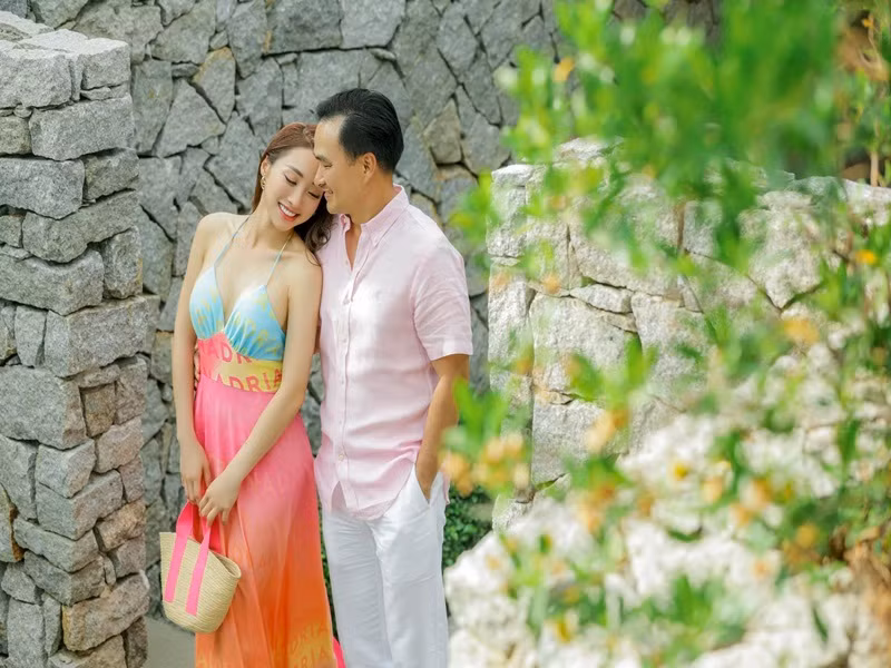 Trên trang cá nhân, nữ doanh nhân Lý Thùy Chang khoe loạt ảnh hạnh phúc bên diễn viên Chi Bảo khi cả hai đi nghỉ dưỡng.