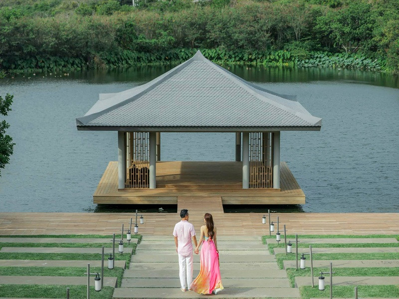 Cặp đôi đăng ký kết hôn vào tháng 3/2021, hứa hẹn sẽ tổ chức đám cưới vào thời điểm thích hợp.