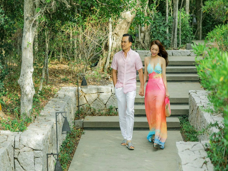 Cặp đôi trao cho nhau không ít cử chỉ tình tứ như nắm tay, ôm chặt cứng.