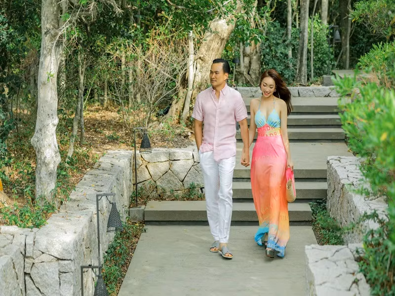 Cặp đôi trao cho nhau không ít cử chỉ tình tứ như nắm tay, ôm chặt cứng.