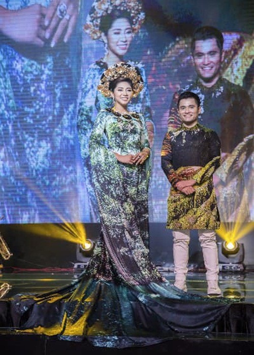 Hoa hậu Đặng Thu Thảo cũng yêu mến NTK Nhật Dũng. Cô chia sẻ: “Anh em mình hẹn nhau quay trở lại thì anh hãy luôn cười thật tươi mạnh mẽ vượt qua để thực hiện cuộc hẹn của anh em mình nhé”.