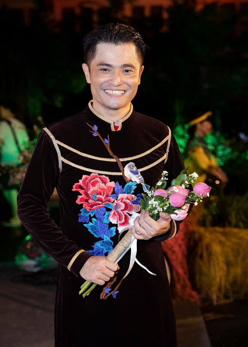 Sau đợt từ thiện tại vùng lũ lụt Quảng Bình vào tháng 10/2020, NTK Nhật Dũng bị sốt cao và từ đó liên tục phải vào viện điều trị, được chẩn đoán do vi khuẩn xâm nhập. Ngày 17/5, anh nhập viện cấp cứu nhưng được bệnh viện trả về vì không thể cứu chữa. Chị Võ Kiều Trang - đại diện truyền thông của nhà thiết kế Nhật Dũng - thông tin, anh qua đời lúc 20h35 ngày 19/5, sau 7 tháng chiến đấu với bệnh hiểm nghèo.