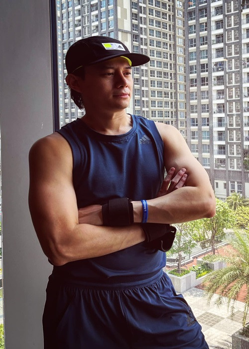 Tình trẻ của Trương Ngọc Ánh sở hữu chiều cao lý tưởng, gương mặt nam tính cùng thân hình cơ bắp cuồn cuộn. Ngoài đời, Anh Dũng có gu thời trang trẻ trung. Khi dự sự kiện, nam diễn viên lựa chọn phong cách lịch lãm.