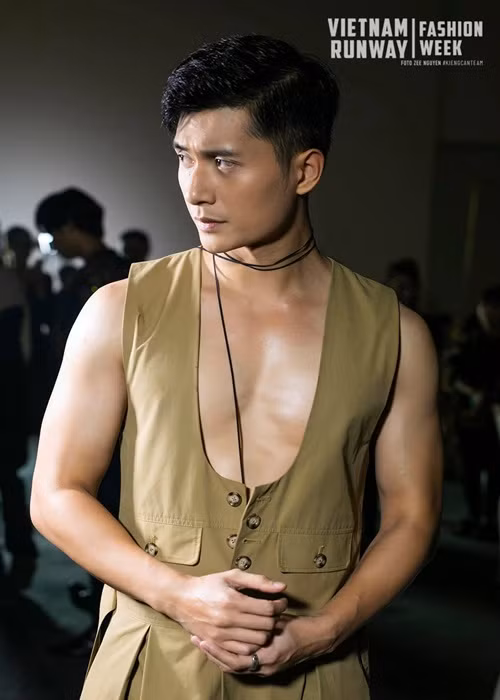 Lâm Bảo Châu cũng có một thân hình cơ bắp cuồn cuộn, gương mặt nam tính.