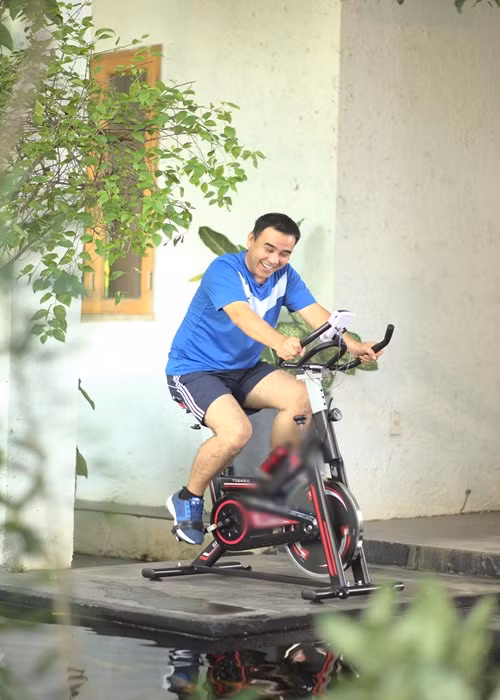 Sản phẩm Quyền Linh quảng cáo rất đa dạng. Nam MC cho biết, toàn bộ đồ dùng trong nhà anh đều là sản phẩm của quảng cáo từ tủ lạnh, bàn ghế, đồng hồ, ti vi, máy giặt, sơn tường gạch men đến mì gói, nước mắm, xì dầu, bột giặt, nước lau sàn, nước rửa chén.