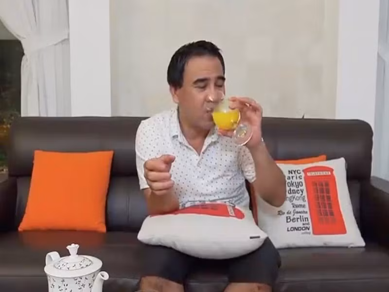 Trước nghi vấn vì tiền mà quảng cáo bất chấp, Quyền Linh phủ nhận. Anh nói: Tôi đã làm rất nhiều chương trình từ thiện ở bệnh viện, phục vụ người nghèo, hiểu được nỗi khổ của người bệnh. Vì thế, tôi rất tiết chế khi nhận lời quảng cáo sản phẩm". Ảnh: Saostar