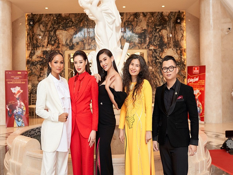 Khi Khánh Vân tập luyện cho cuộc thi Miss Universe 2020, H'hen Niê truyền lại không ít kinh nghiệm thi đấu cho đàn em. Ảnh: Tiền Phong
