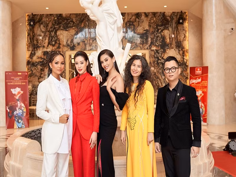 Khi Khánh Vân tập luyện cho cuộc thi Miss Universe 2020, H'hen Niê truyền lại không ít kinh nghiệm thi đấu cho đàn em. Ảnh: Tiền Phong
