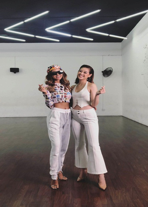 "Chỗ nào Vân chưa tốt là chị nhắc để Vân cải thiện. Ngược lại, cái nào Vân thể hiện tốt là chị lại nhắn tin khen để Vân phát huy thêm", Khánh Vân nói. Ảnh: Thời đại plus