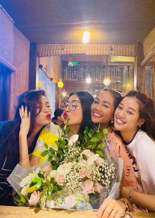 Trong mắt H'hen Niê, Khánh Vân là cô gái có nụ cười tỏa nắng, luôn tràn đầy năng lượng, có vẻ đẹp đến từ trái tim và tính đàn ông ga lăng.