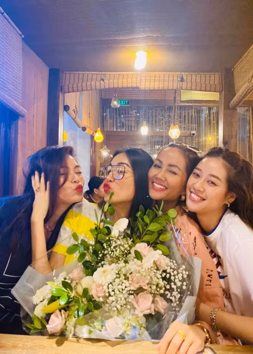 Trong mắt H'hen Niê, Khánh Vân là cô gái có nụ cười tỏa nắng, luôn tràn đầy năng lượng, có vẻ đẹp đến từ trái tim và tính đàn ông ga lăng.