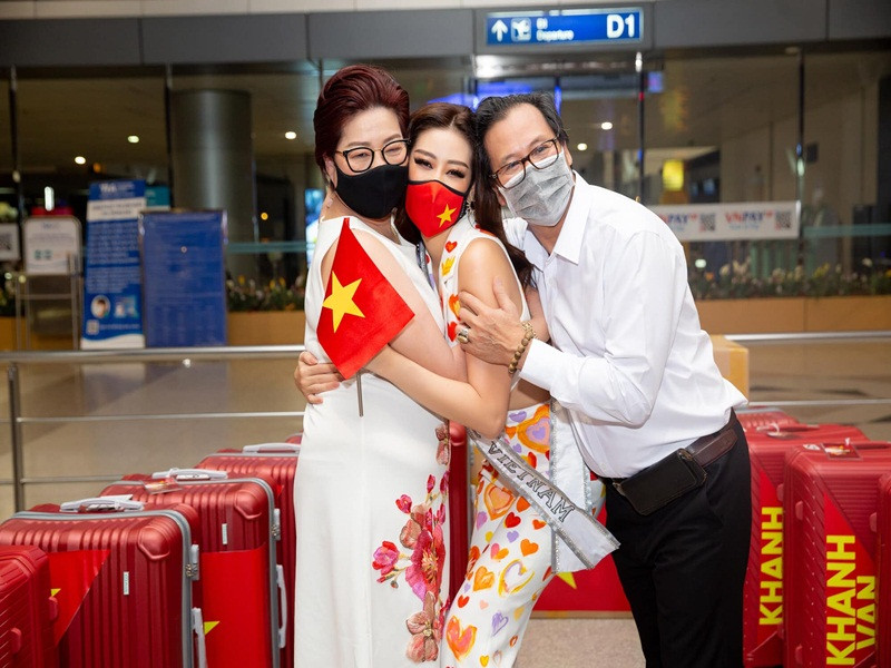 Đại diện Việt Nam đáp chuyến bay đi Mỹ vào tối ngày 2/5 để tham gia đấu trường nhan sắc quốc tế.