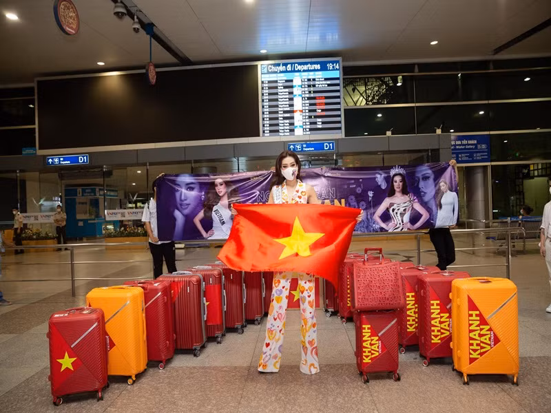 Khánh Vân mang theo 15 chiếc vali đựng trang phục, phụ kiện cho cuộc thi.