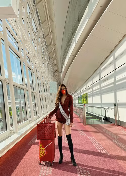 Hoa hậu Hoàn vũ Việt Nam 2019 thay đến 3 bộ trang phục tại sân bay.