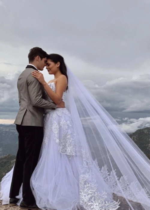 Cư dân mạng phát hiện cách đây 2 năm, mỹ nhân Mexico đăng ảnh cưới bên chàng trai có tên J.S kèm biểu tượng chiếc nhẫn. Trong khi đó, chàng trai J.S cũng chia sẻ hình ảnh bên Andrea Meza trong trang phục cô dâu đồng thời viết lời ngôn tình: “Anh thực lòng cảm tạ chúa đã cho anh cơ hội được gặp em, được nắm tay em đi trên con đường dài. Hôm nay là khởi nguồn một giai đoạn mới trong cuộc đời của 2 chúng ta. Anh tin rằng được chia sẻ mọi thứ khi có em ở gần bên sẽ là điều khiến anh trở thành người đàn ông hạnh phúc nhất trên thế giới này”.