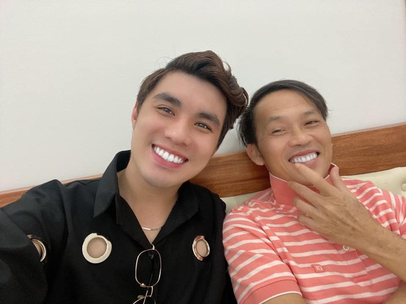 Trên trang cá nhân, Liêng Kiếng Quang từng chia sẻ không ít hình ảnh thân thiết bên Hoài Linh - người bị bà Phương Hằng công kích.