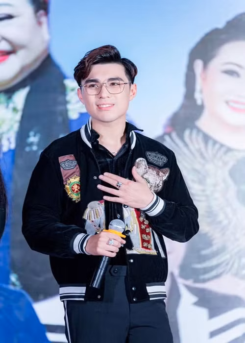 Nam ca sĩ hiện tại là cái tên khá mờ nhạt trong làng giải trí.