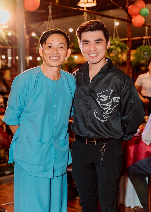 Nam ca sĩ còn lên tiếng bảo vệ Hoài Linh giữa ồn ào. “Lời đồn bắt nguồn từ kẻ ganh ghét và tin bởi những kẻ khờ. Con mãi yêu bố”, Liêng Kiếng Quang viết.