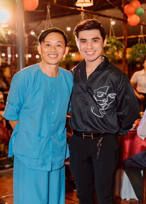 Nam ca sĩ còn lên tiếng bảo vệ Hoài Linh giữa ồn ào. “Lời đồn bắt nguồn từ kẻ ganh ghét và tin bởi những kẻ khờ. Con mãi yêu bố”, Liêng Kiếng Quang viết.