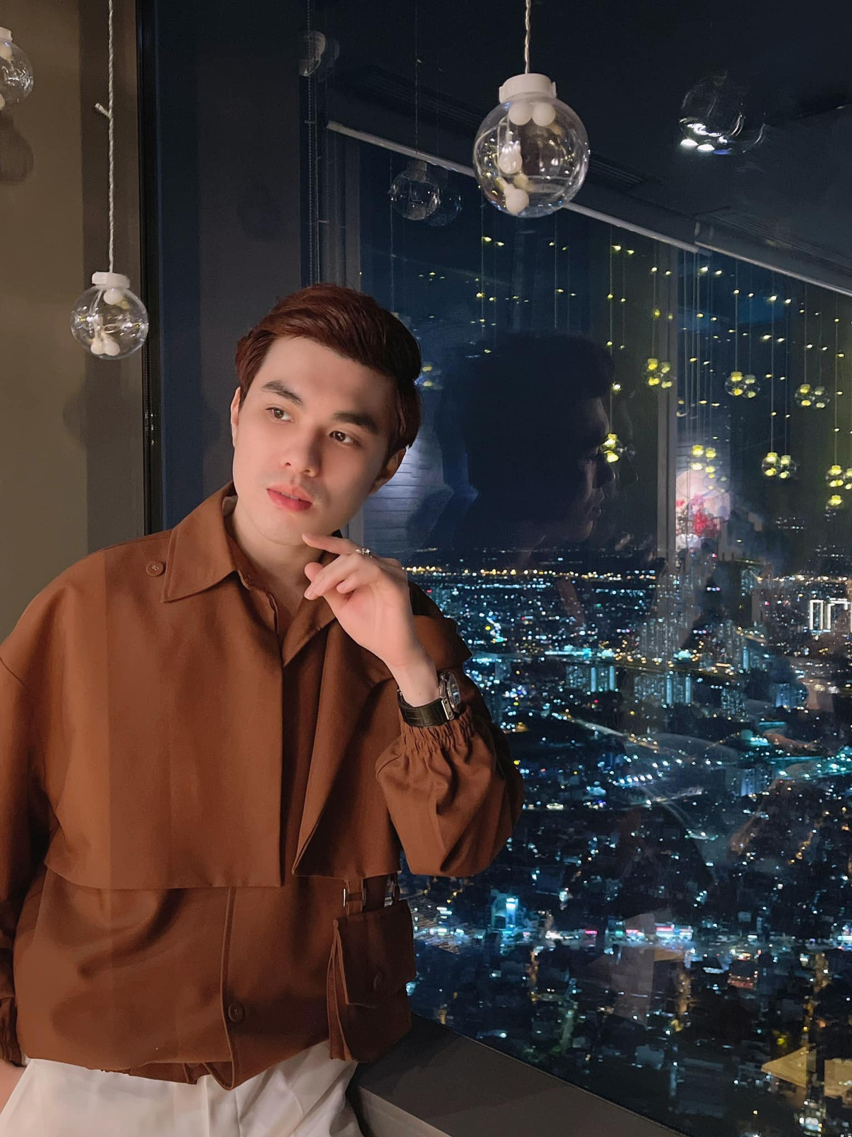 Liêng Kiếng Quang tên thật là Quách Liêng Quang, từng tốt nghiệp Đại học Sân khấu Điện ảnh TP. HCM.